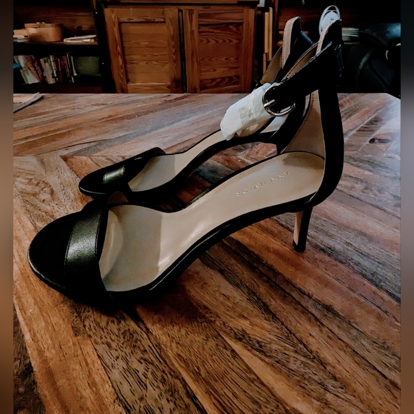 Ann Taylor NWOT Black Leather Ankle Strap Kitten Heel Size 6 - Picture 1 of 4